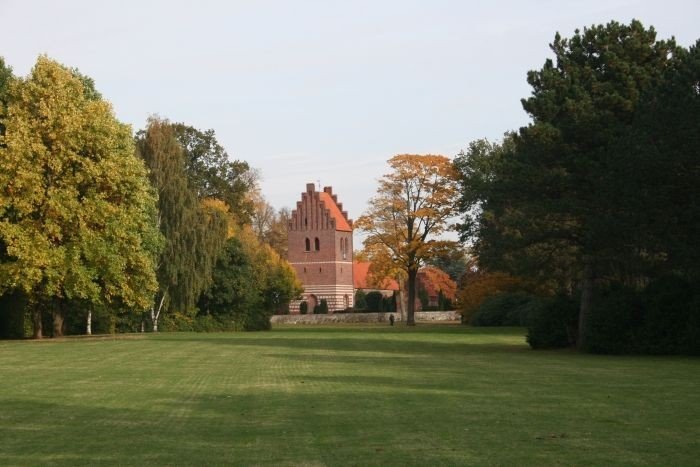 Gladsaxe kirke med stor græsplæne